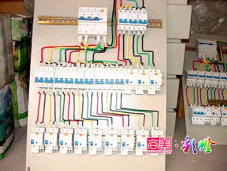 举办灯会用的彩灯是用三相电还是两相电？