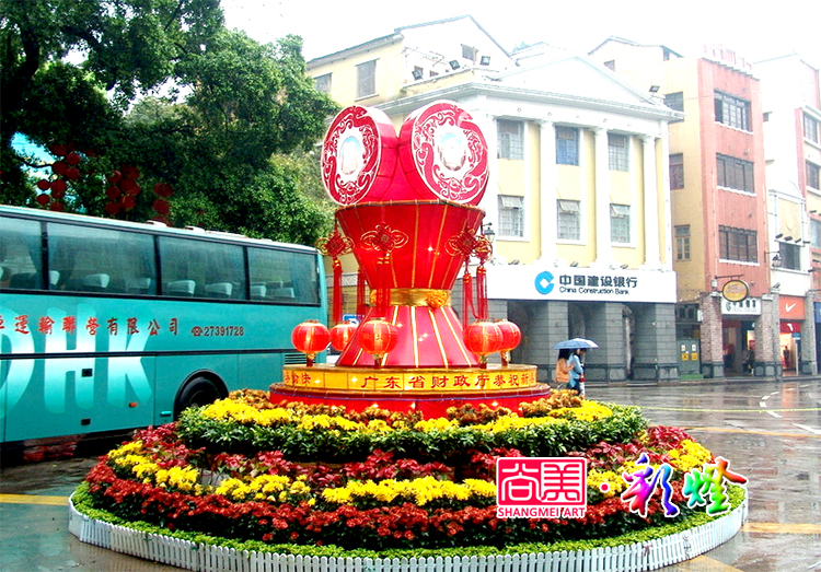 自贡彩灯与花卉搭配起来既好看又能阻止游客触摸花灯